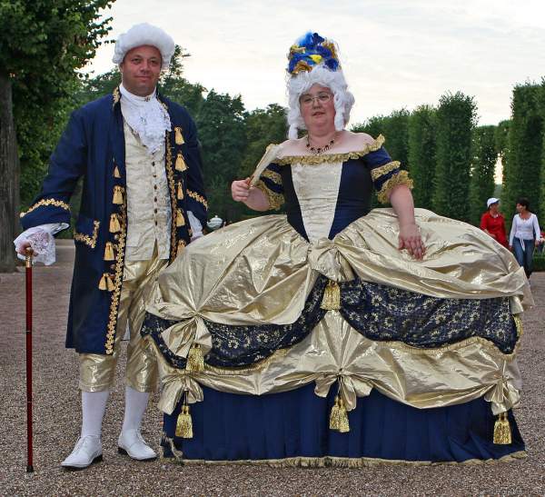 Zum Lichtfest im Schwetzinger Schloss erschienen zahlreichere Gäste in opulenten, barocken Kostümen.
