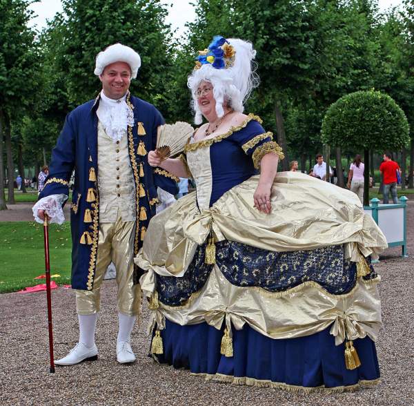 Zum Lichtfest im Schwetzinger Schloss erschienen zahlreichere Gäste in opulenten, barocken Kostümen.