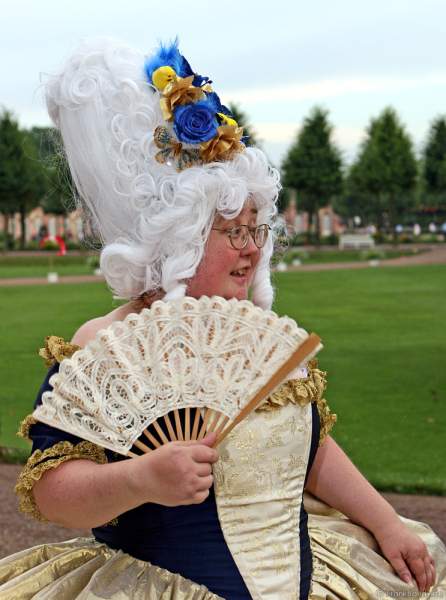 Zum Lichtfest im Schwetzinger Schloss erschienen zahlreichere Gäste in opulenten, barocken Kostümen.