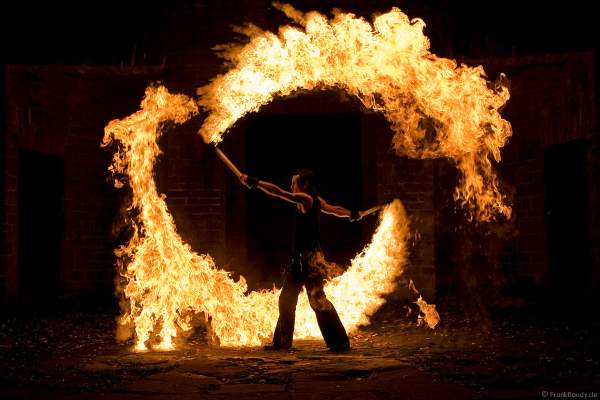 Künstlerische Feuerexplosion von Feuerkünstler Gérald Richter (Gé) - Fire in Motion