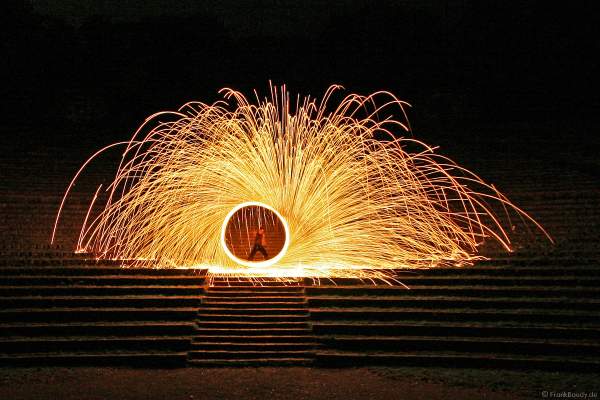 Wunderschönes goldenes Funkenrad von Feuerkünstler Gérald Richter - Fire in Motion