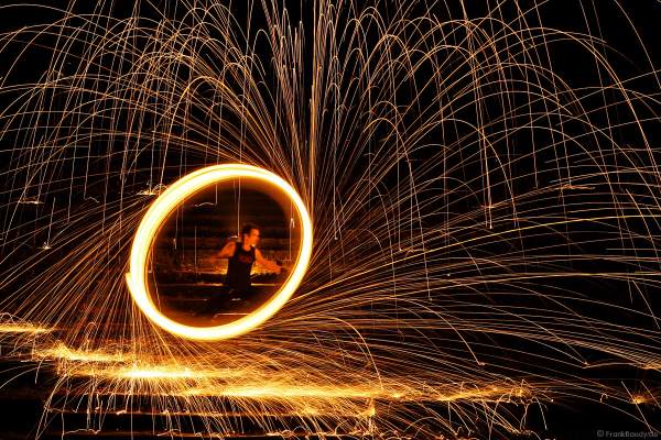 Heißes Funkenrad von Feuerkünstler Gérald Richter, bei dem die Funken wie aus Gold über die Stufen ergießen - Fire in Motion