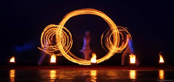 Feuershow mit den firedancer zur Eröffnung des Eisstadions in Kaiserslautern
