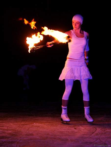 Feuershow mit den firedancer zur Eröffnung des Eisstadions in Kaiserslautern