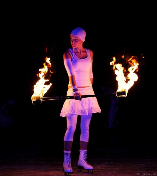 Feuershow mit den firedancer zur Eröffnung des Eisstadions in Kaiserslautern