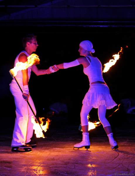 Feuershow mit den firedancer zur Eröffnung des Eisstadions in Kaiserslautern