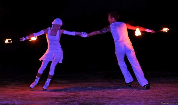 Feuershow mit den firedancer zur Eröffnung des Eisstadions in Kaiserslautern