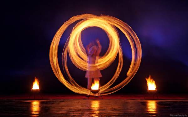 Feuershow mit den firedancer zur Eröffnung des Eisstadions in Kaiserslautern