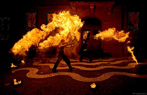 Feuershow der firedancer beim Belznickelmarkt auf dem Schlossplatz in Pirmasens während der Adventszeit 2006.
