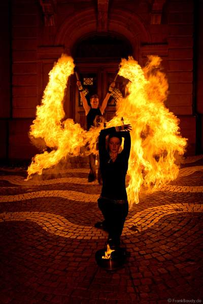 Feuershow der firedancer beim Belznickelmarkt auf dem Schlossplatz in Pirmasens während der Adventszeit 2006.