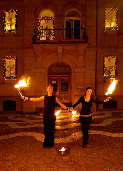 Feuershow der firedancer beim Belznickelmarkt auf dem Schlossplatz in Pirmasens während der Adventszeit 2006.