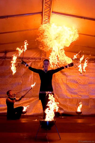 Auftritt der Firedancer beim Sternschnuppenmarkt in Wiesbaden