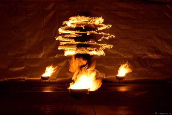 Auftritt der Firedancer beim Sternschnuppenmarkt in Wiesbaden