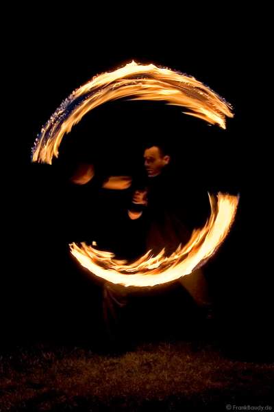 Feuerkünstler Gé, Michael und weitere Künstler performten ein traumhafte Feuershow bei einer Hochzeit.