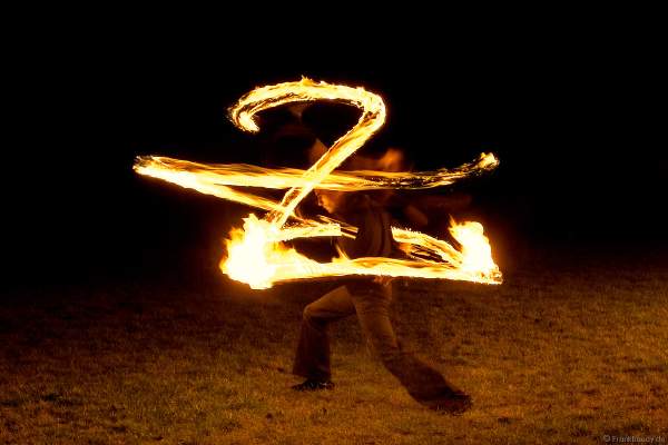 Feuerkünstler Gé, Michael und weitere Künstler performten ein traumhafte Feuershow bei einer Hochzeit.