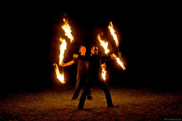 Feuerkünstler Gé, Michael und weitere Künstler performten ein traumhafte Feuershow bei einer Hochzeit.
