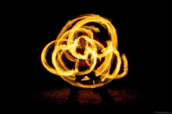 Feuerkünstler Gé, Michael und weitere Künstler performten ein traumhafte Feuershow bei einer Hochzeit.