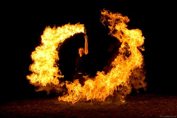 Feuerkünstler Gé, Michael und weitere Künstler performten ein traumhafte Feuershow bei einer Hochzeit.