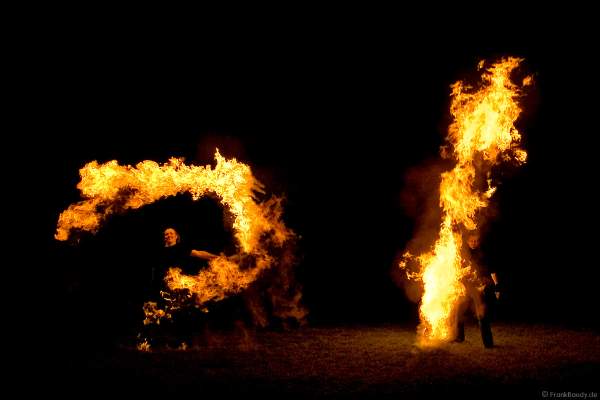 Feuerkünstler Gé, Michael und weitere Künstler performten ein traumhafte Feuershow bei einer Hochzeit.