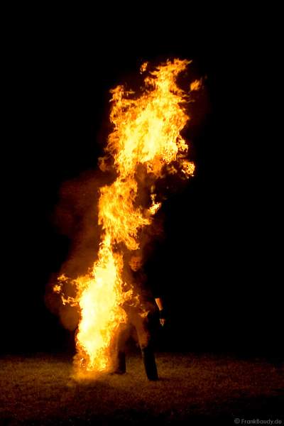 Feuerkünstler Gé, Michael und weitere Künstler performten ein traumhafte Feuershow bei einer Hochzeit.