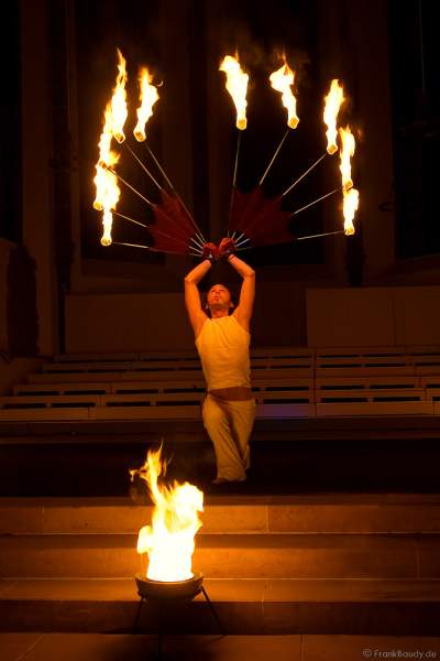 Feuershow bei der Sankt Peter Osternacht in der Heilig Geist Kirche
