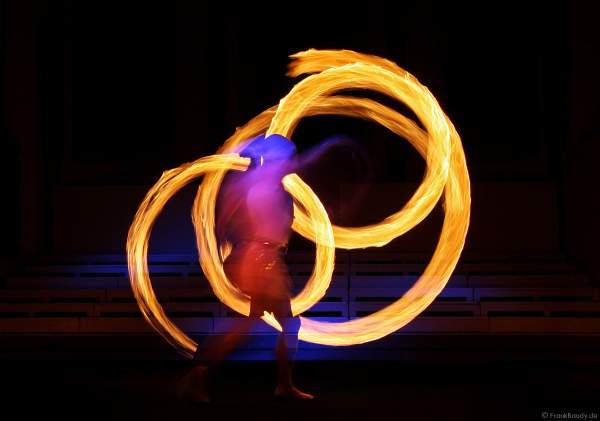 Feuershow bei der Sankt Peter Osternacht in der Heilig Geist Kirche