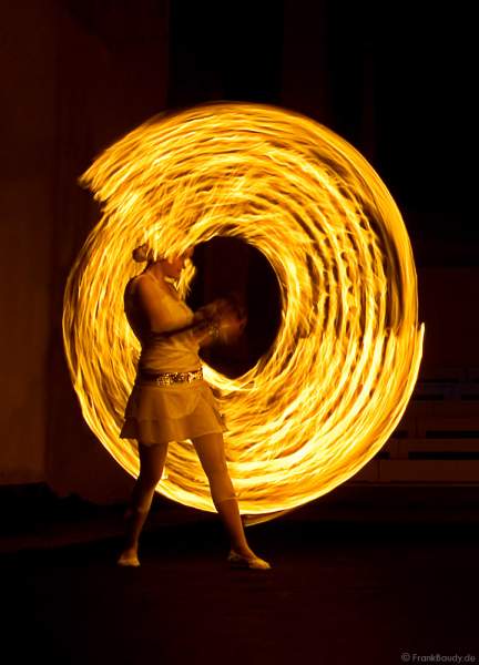 Feuershow bei der Sankt Peter Osternacht in der Heilig Geist Kirche