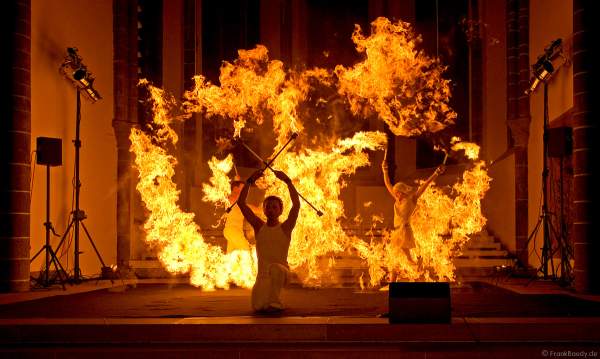 Feuershow bei der Sankt Peter Osternacht in der Heilig Geist Kirche