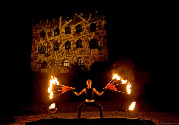 175 Jahre Hambacher Fest mit künstlerischer Illumination des Schlosses und einer Feuerperformance