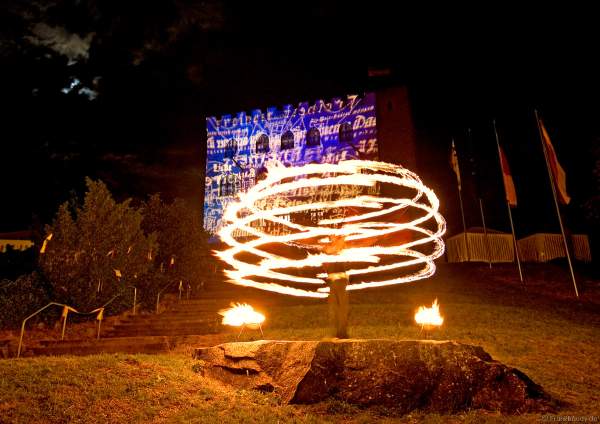 175 Jahre Hambacher Fest mit künstlerischer Illumination des Schlosses und einer Feuerperformance