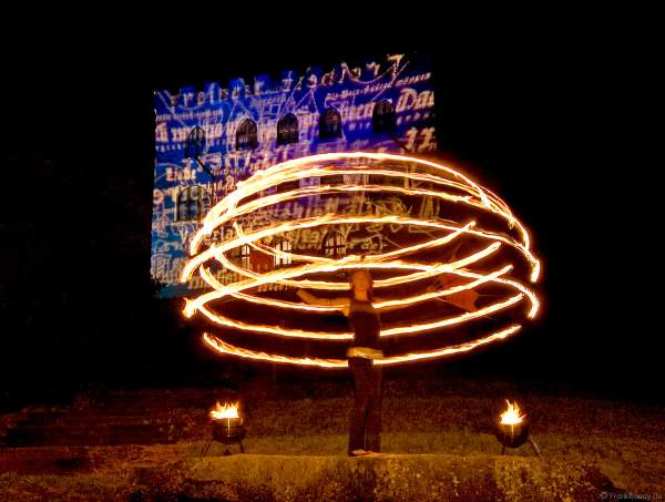 175 Jahre Hambacher Fest mit künstlerischer Illumination des Schlosses und einer Feuerperformance
