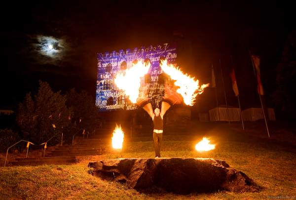 175 Jahre Hambacher Fest mit künstlerischer Illumination des Schlosses und einer Feuerperformance