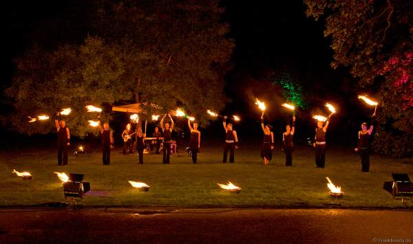 Feuershow mit den firedancer auf Schloss Biebrich