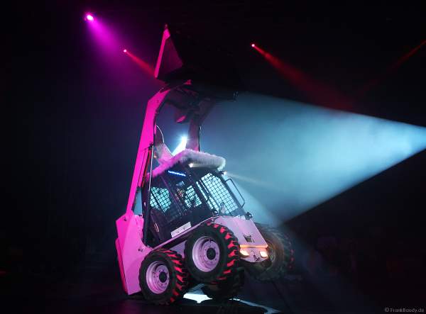 Swinging Bunny Digger, der tanzende pinke Hasenbagger live von Master of Hellfire beim Circus Flic Flac