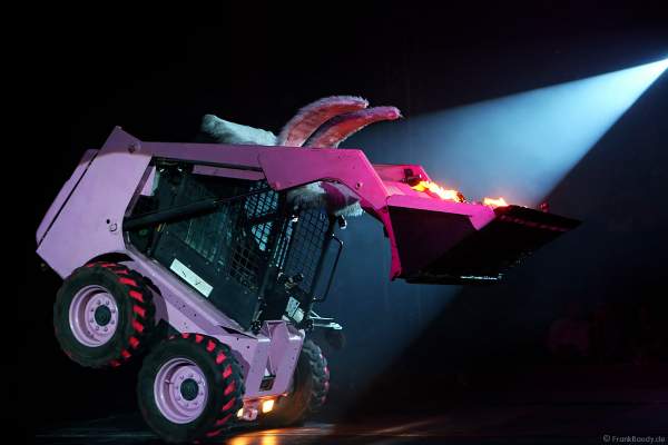 Swinging Bunny Digger, der tanzende pinke Hasenbagger live von Master of Hellfire beim Circus Flic Flac