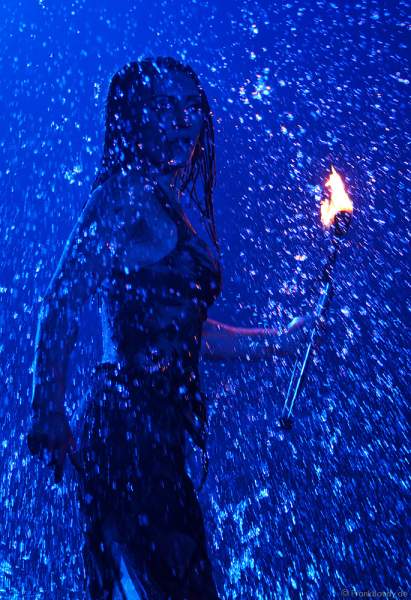 Akrobatik in den blauen Wasserwelten beim Circus Flic Flac