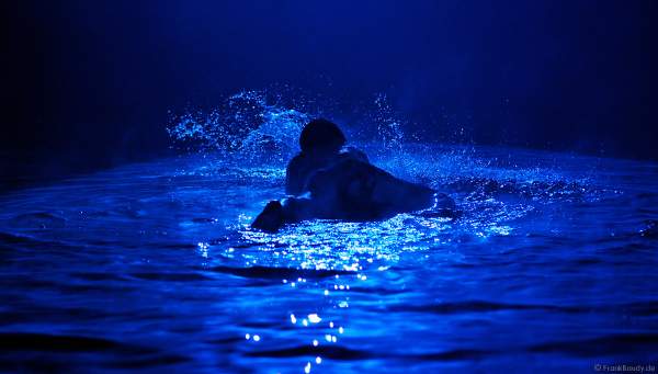 Akrobatik in den blauen Wasserwelten beim Circus Flic Flac