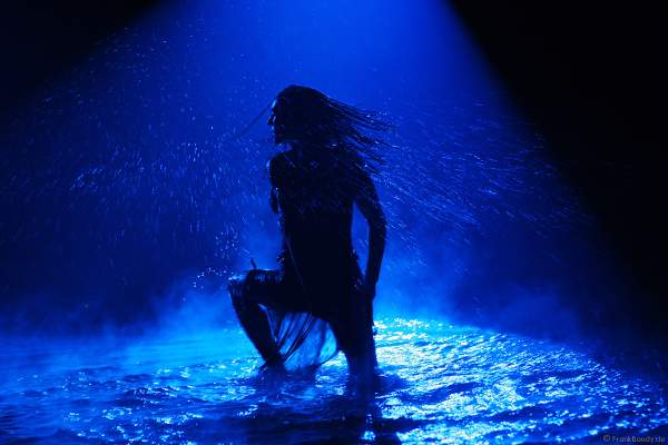 Akrobatik in den blauen Wasserwelten beim Circus Flic Flac