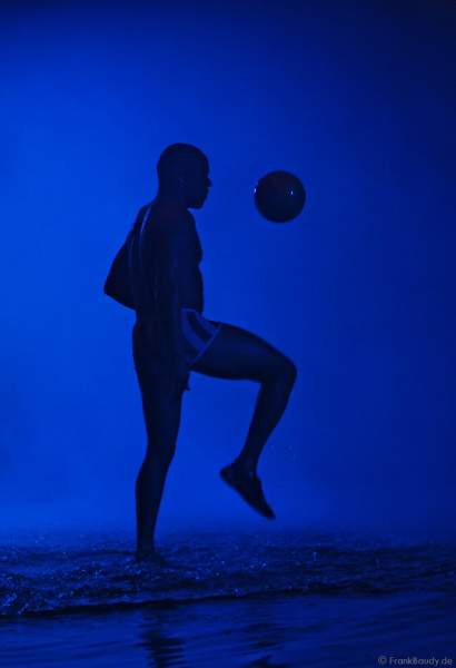 Akrobatik in den blauen Wasserwelten beim Circus Flic Flac