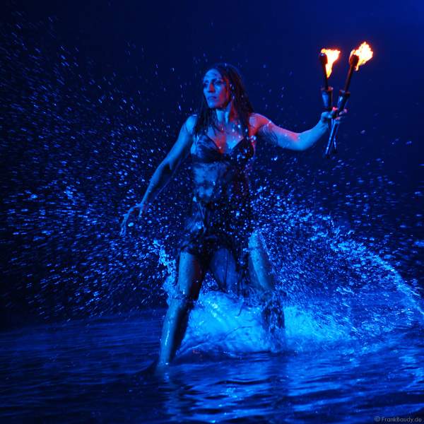 Akrobatik in den blauen Wasserwelten beim Circus Flic Flac