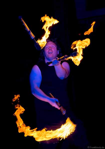 Feuershow von Feuershow.de bei Stuttgart leuchtet