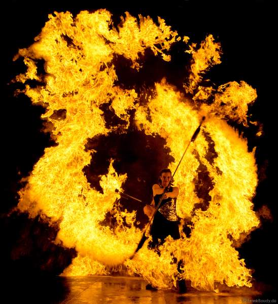 Feuershow von Feuershow.de bei Stuttgart leuchtet