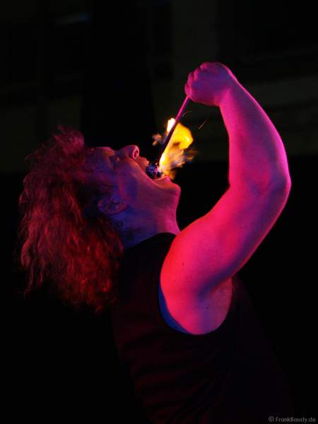 Feuershow von Feuershow.de bei Stuttgart leuchtet