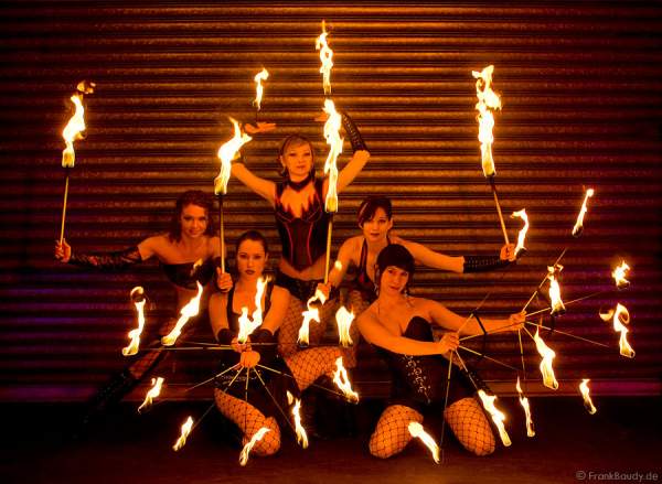 Die Feuerkünstlerinnen von Project PQ