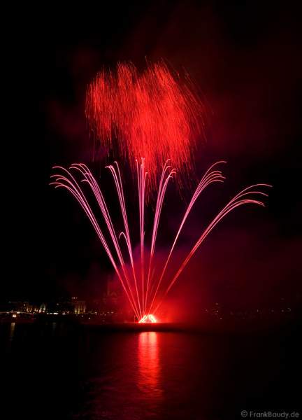 Kölner Lichter 2008 - Feuerwerk zwischen Deutzer- und Hohenzollern Brücke