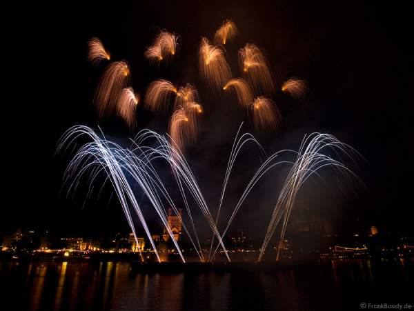 Kölner Lichter 2008 - Feuerwerk zwischen Deutzer- und Hohenzollern Brücke