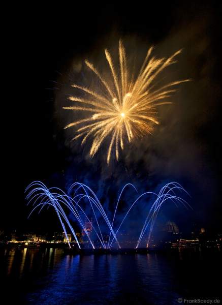 Kölner Lichter 2008 - Feuerwerk zwischen Deutzer- und Hohenzollern Brücke