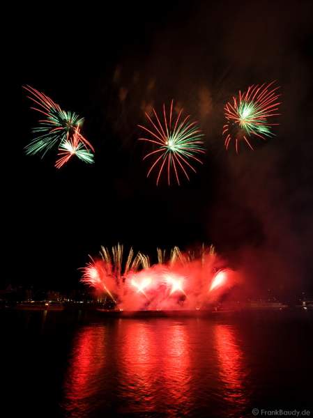 Kölner Lichter 2008 - Feuerwerk zwischen Deutzer- und Hohenzollern Brücke