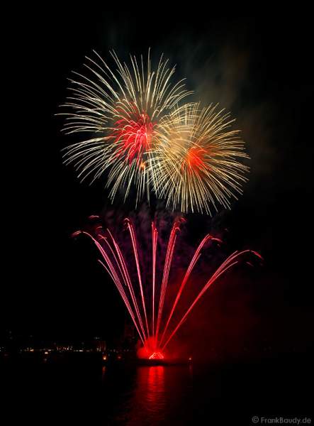 Kölner Lichter 2008 - Feuerwerk zwischen Deutzer- und Hohenzollern Brücke