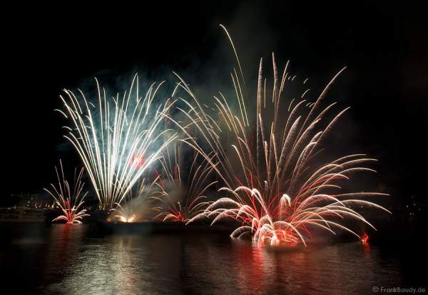 Kölner Lichter 2008 - Feuerwerk zwischen Deutzer- und Hohenzollern Brücke